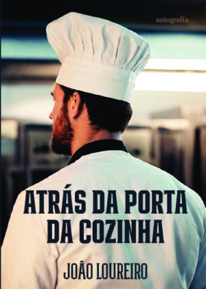 Atrás da porta da cozinha